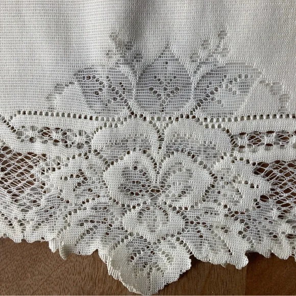 Elegant Cream Lace Table Runner - Picture 3 of 3